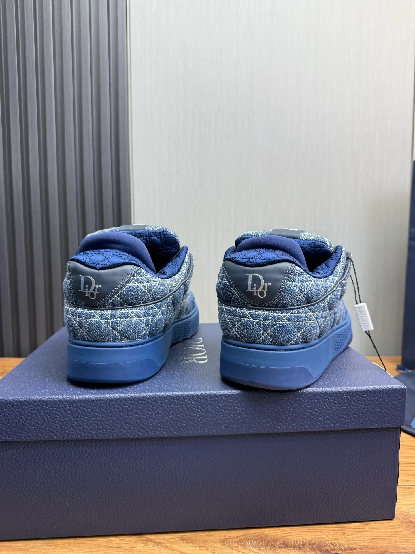 Men's shoes 💰800💰 Dior sneakers enrich the classic series with fashionable retro style. Carefully crafted, they can be paired with casual looks all year round. Dad Shoes style shoes that follow the trend of the retro market ▪️ Fabric: Original custom embroidered cowhide ▪️ Lining: Imported breathable mesh ▪️ Sole: Original molded non-slip outsole ▪️ Size: 38-45 (45 is custom-made and cannot be returned)